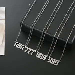 Vista dettagliata dei ciondoli con numeri 666 a 999 in acciaio inox su scatola per gioielli