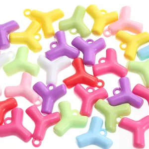 Makro-Detail bunter Y-förmiger Harzanhänger für DIY-Schmuck und Bastelzubehör Basteln