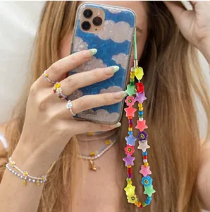 Cordino per telefono in perle acriliche colorate con stelle, cuori e sorrisi vivaci