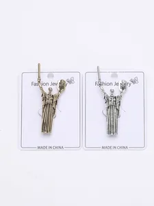 Macro-detail van goud en zilver Oekraïne broches op witte presentatiekaarten