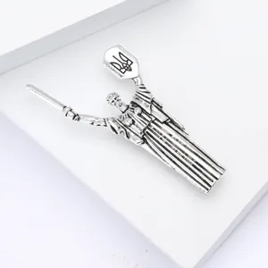 Gedetailleerd reliëf van de Moederland-monument speld in antiek zilver op witte achtergrond