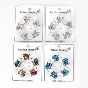 Sélection de broches couronnes florales élégantes avec perles et cristaux en quatre tons
