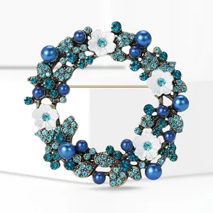 Eleganter Weihnachtskranz-Anstecker mit blauen Kristallen, Perlen und Emaille-Blumen