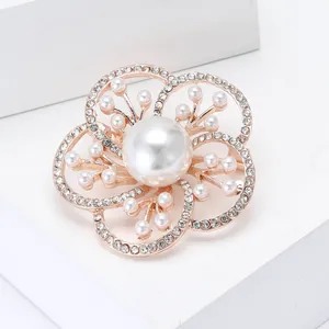 Élégante broche fleur en or rose avec perles blanches et strass brillants pour vestes