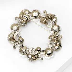 Vue arrière de la broche couronne en perles et strass avec épingle rotative