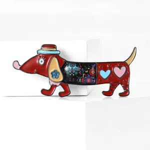 Broche de perro salchicha de esmalte con patrones florales y detalles de corazones