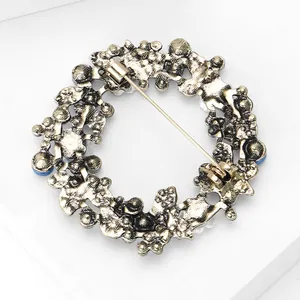 Vintage goldene Kranz-Brosche mit Strass und Perlen aus der Rückansicht perspektive