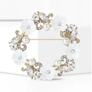Détails de l'élégante broche couronne fleurie en or avec strass et perles