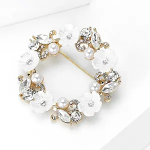 Détail macro d'une broche couronne de fleurs de luxe avec perles et strass brillants