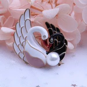 Elegante broche de cisne en esmalte blanco y negro con perla grande y detalles de cristal