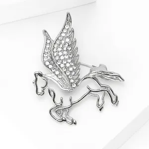 Dettaglio della spilla a forma di pegaso argento con cristalli e chiusura posteriore