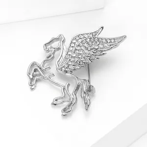Dettaglio della spilla Pegaso argento con cristalli bianchi brillanti sul bavero