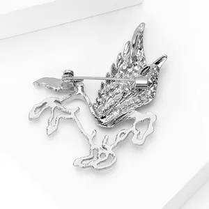 Dettaglio del retro della spilla pegaso argento con chiusura a spilla di sicurezza rotante