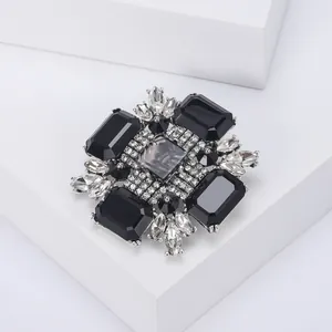 Elegante spilla in lega d'argento con pietre di vetro nere e accenti di cristallo