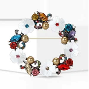 Broche couronne élégante avec cristaux colorés et perles sur base en alliage doré