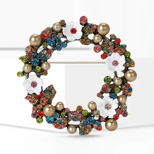 Eleganter Weihnachts-Kranz-Brosche mit bunten Strasssteinen und Perlen auf Goldrahmen