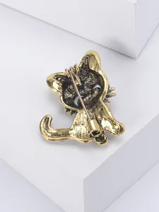 Macro shot of the sturdy safety pin back on a vintage gold-toned cat animal brooch
