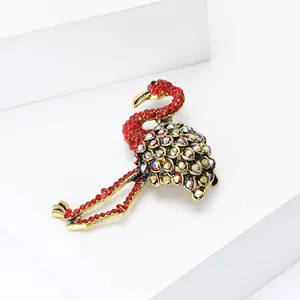 Detalle del broche de flamenco con brillantes rojos y cristales irisados en dorado