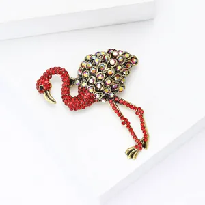 Broche de flamenco de moda con brillantes diamantes de imitación rojos en metal dorado