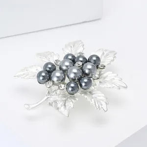 Broche élégante en feuilles argentées avec perles bleu gris et cristaux brillants