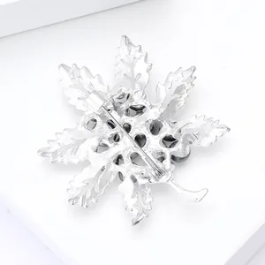 Vue détaillée de l'arrière d'une broche feuille d'érable en argent mat avec fermoir
