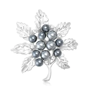 Broche feuille en argent mat avec perles gris foncé et strass en cristal brillants
