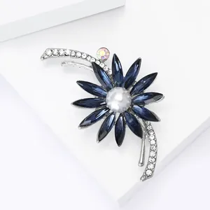 Broche fleur élégante avec cristaux bleus, perle blanche et base en alliage argenté