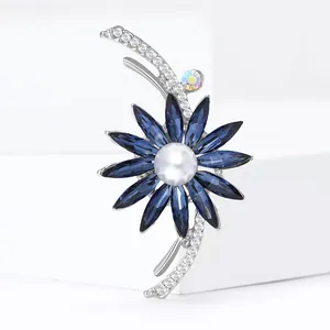 Broche fleur luxueuse en cristal bleu avec grande perle et glands en zircon argenté
