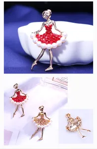 Detailansicht der Ballerina-Broschen mit Goldlegierung, roten Strasssteinen und Perlen