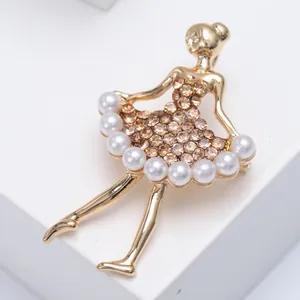 Eleganter goldfarbener Ballett-Brosche mit champagnerfarbenen Strass und weißen Perlen