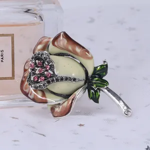 Dettaglio di una spilla a fiore vintage con petali smaltati e strass scintillanti