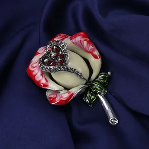 Dettaglio macro della spilla a rosa retrò con smalto marmorizzato e strass brillanti