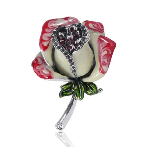 Spilla a rosa vintage con petali in smalto rosso, cristalli colorati e foglia verde