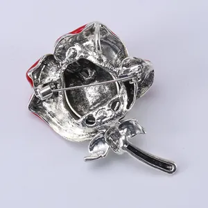 Spilla a mazzo di rose vintage rossa con retro in lega argento e chiusura a spillo