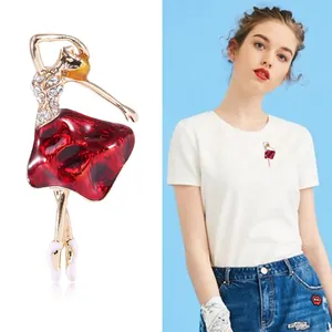 Funkelnde Ballerina-Brosche mit rotem Emaille-Rock und Kristallen in Goldoptik