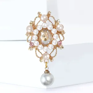 Broche en Alliage de Strass de Style Palais Vintage Avec Motif de Fleurs en Künstliche Perles Plaqué Or Élégant pour Femmes Banquet Mariage