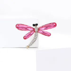 Elegante spilla a libellula con ali in cristallo rosa e dettagli in strass bianchi