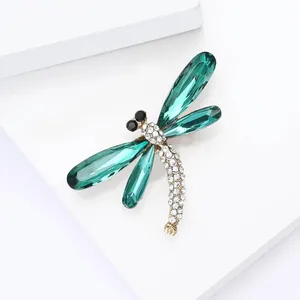 Elegante spilla a libellula dorata con ali in cristallo verde e strass bianchi lucidi