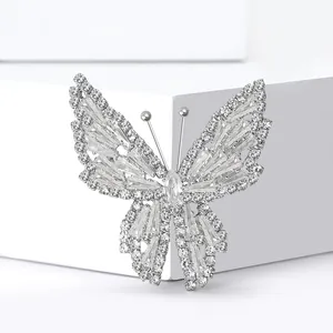 Broche papillon élégante en argent avec cristaux scintillants et design évidé