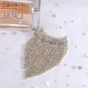 Élégante broche à pompons dorés et strass blancs brillants pour robes de soirée de luxe