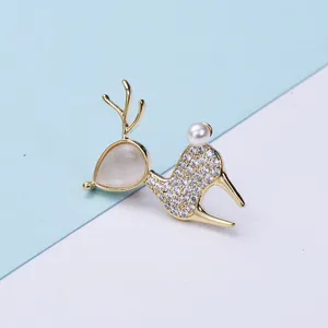 Broche cerf élégante en or avec zircons, pierre œil de chat et détail de perle