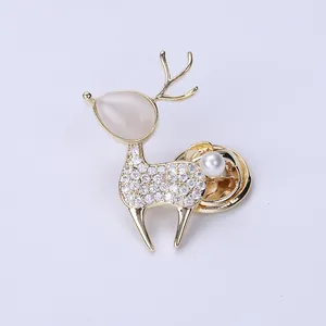 Détails de la broche cerf avec épingle et bois dorés incrustés de strass brillants