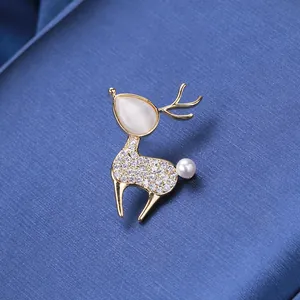 Broche cerf élégante en or avec opale et zircons sur un fond bleu foncé texturé