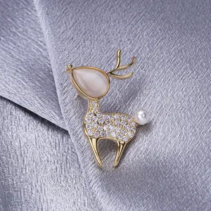 Élégante broche cerf dorée avec opale, strass scintillants et perle blanche