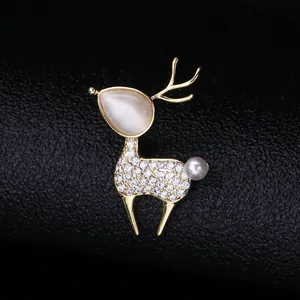Détail de la broche cerf dorée avec pierre œil de chat et micro-pavage de zircones
