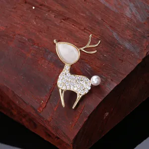 Détail de la broche cerf dorée avec zircons micro-pave et une petite perle blanche
