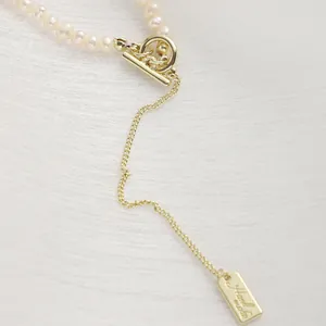 Dettaglio della collana di perle con chiusura OT dorata e pendente Hand made