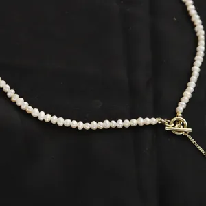 Dettaglio della collana di perle di riso bianche con chiusura a levetta OT dorata