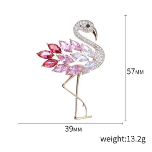Modische Flamingo Brosche mit rosa Kristallen und Zirkonia in einer Goldbeschichtung