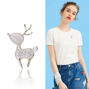 Broche Cerf en Cuivre Plaqué Or Avec Zircone Micro Sertie Pierre Œil de Chat et Imitation Künstliche Perle Épinglette de Costume